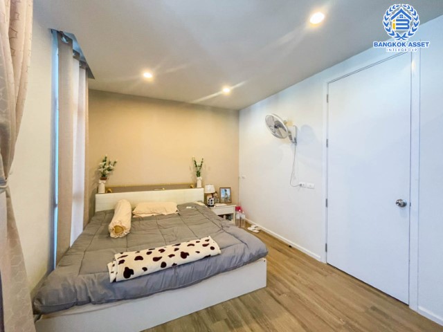 *****ทาวน์เฮ้าส์มือสองย่านกรุงเทพมหานคร ม.แฮปปี้วิลล์ เทิดราชัน-ดอนเมือง เนื้อที่ 17.9 ตร.ว. ฟังก์ชัน 3 ห้องนอน 2 ห้องน้ำ 2 ที่จอดรถ แถมฟรี! 2 เครื่องปรับอากาศ 1 เครื่องทำน้ำอุ่น บนทำเลเชื่อมต่อทั้งถ.วิภาวดี, ถ.สรงประภา, ถ.ศรีสมาน ใกล้สนามบินดอนเมือง รถไฟฟ้าสายสีแดง "สถานีดอนเมือง" และทางด่วน "ศรีสมาน"